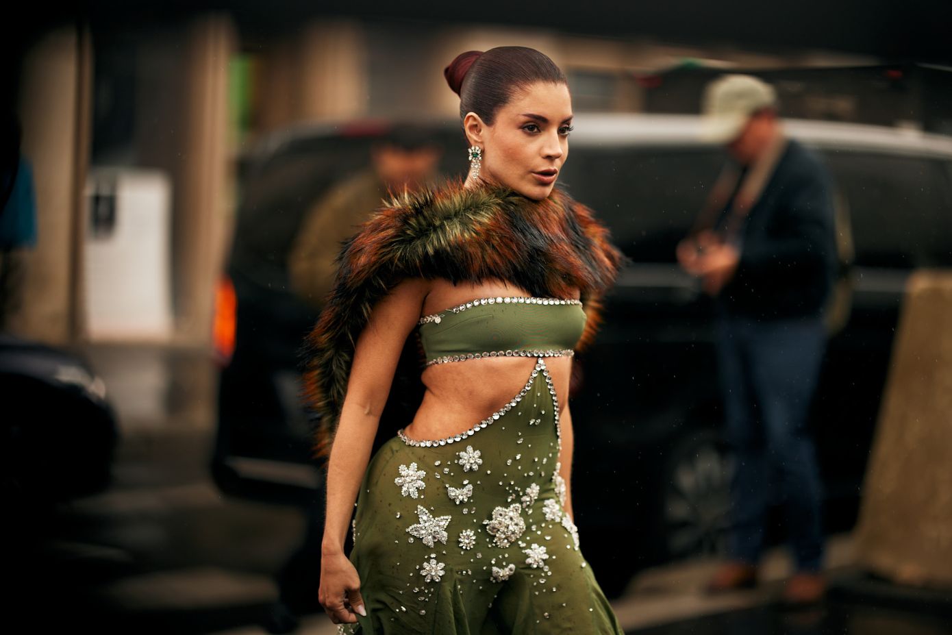 Αυτή η faux-fur τάση αναβαθμίζει αμέσως το παλτό σας με πολύ ακριβή αισθητική