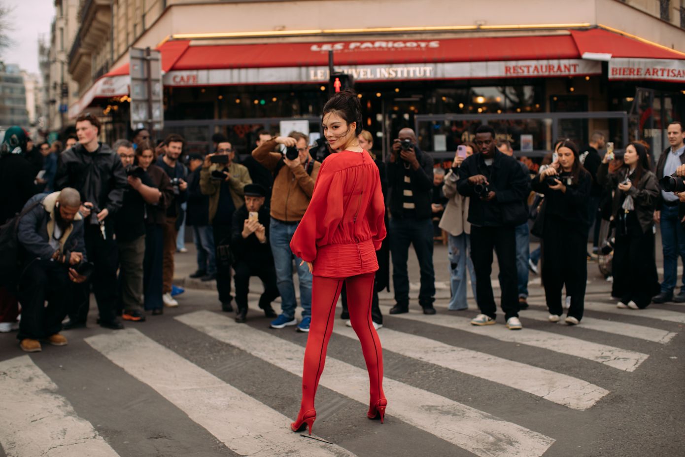 Καλσόν και γόβες στο ίδιο χρώμα: Το πιο έξυπνο κόλπο του χειμώνα για ψηλόλιγνα look