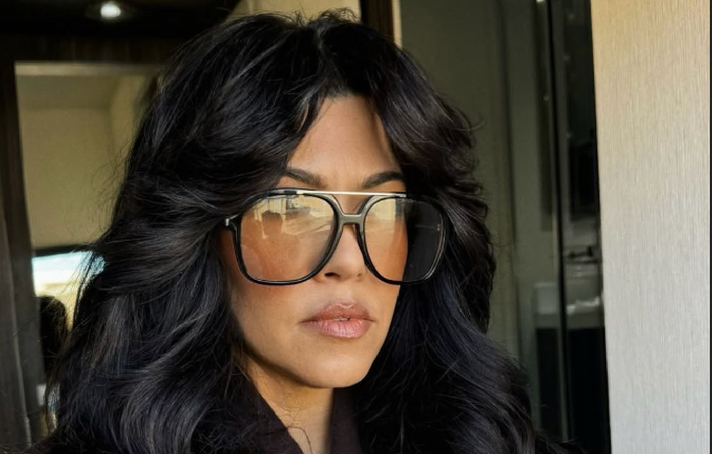 «YSL haircut»: O Δημήτρης Γιαννέτος εμπνεύστηκε το 70s κούρεμα με όγκο και κίνηση  με μούσα την Kourtney Kardashian