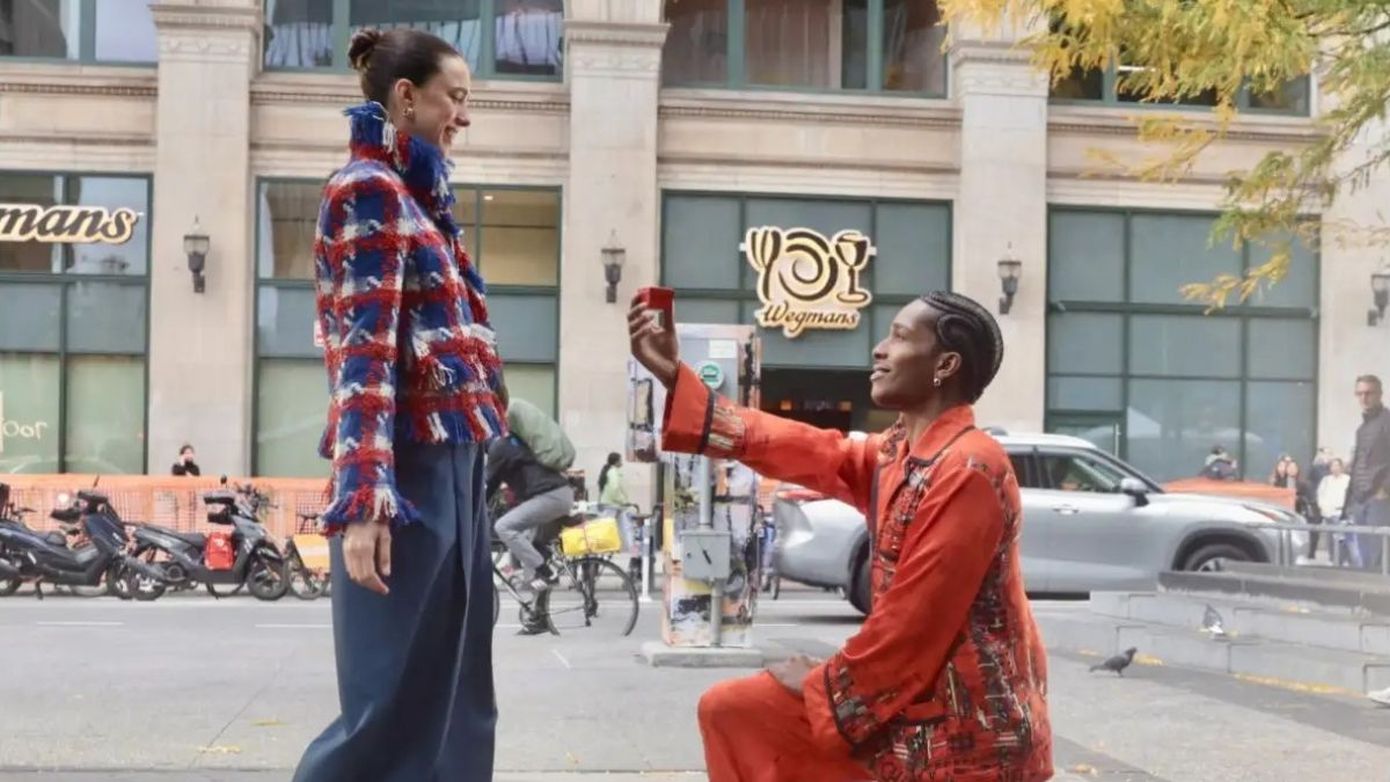 Chanel: Ο νέος ambassador A$AP Rocky ζητάει σε γάμο την Margaret Qualley στο πιο cool φιλμ του οίκου που παρουσιάζει ένα νέο σύμπαν