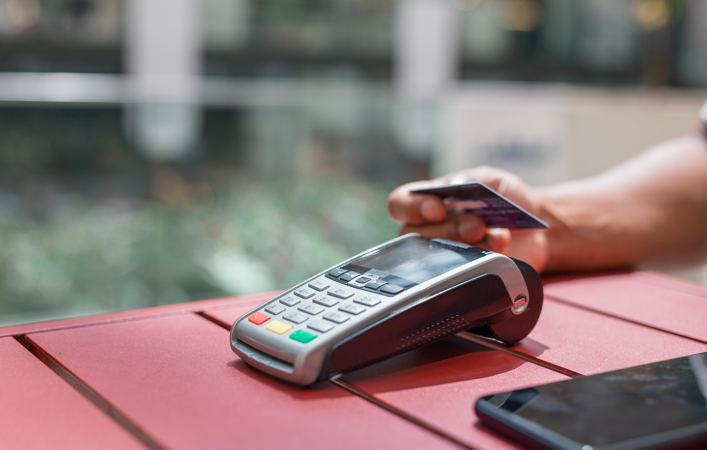 Σημαντική αλλαγή έρχεται στις συναλλαγές με κάρτες: Θα κάνουμε αναλήψεις χρημάτων ακόμη κι από τα σούπερ μάρκετ