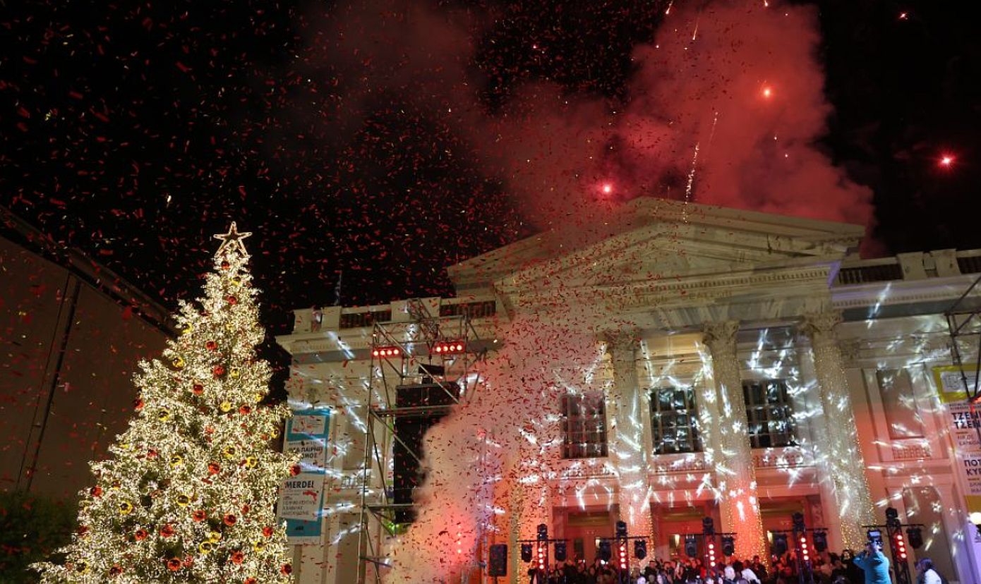 Φωταγωγήθηκε το χριστουγεννιάτικο δέντρο στον Πειραιά &#8211; Δείτε βίντεο