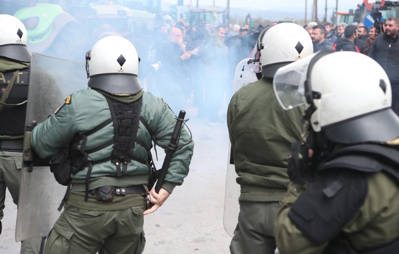 Αστυνομικός τραυματίστηκε κατά τη διάρκεια της έντασης με αγρότες σε μπλόκο στη Θεσσαλονίκη