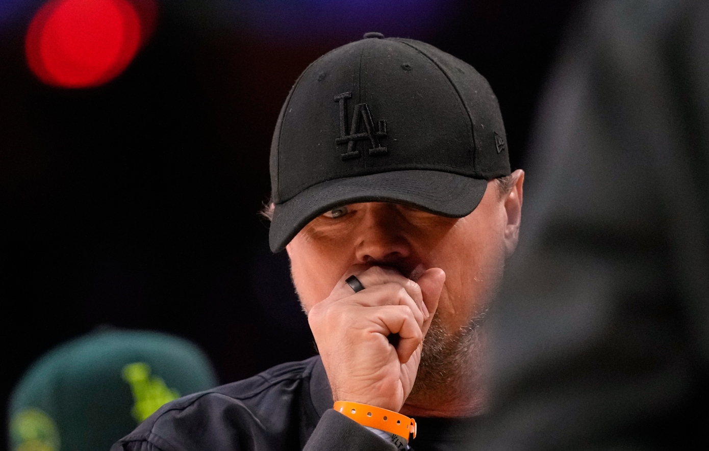 Ο Λεονάρντο Ντι Κάπριο αποκαλύπτει γιατί καλύπτει πάντα το πρόσωπό του σε δημόσιες εμφανίσεις