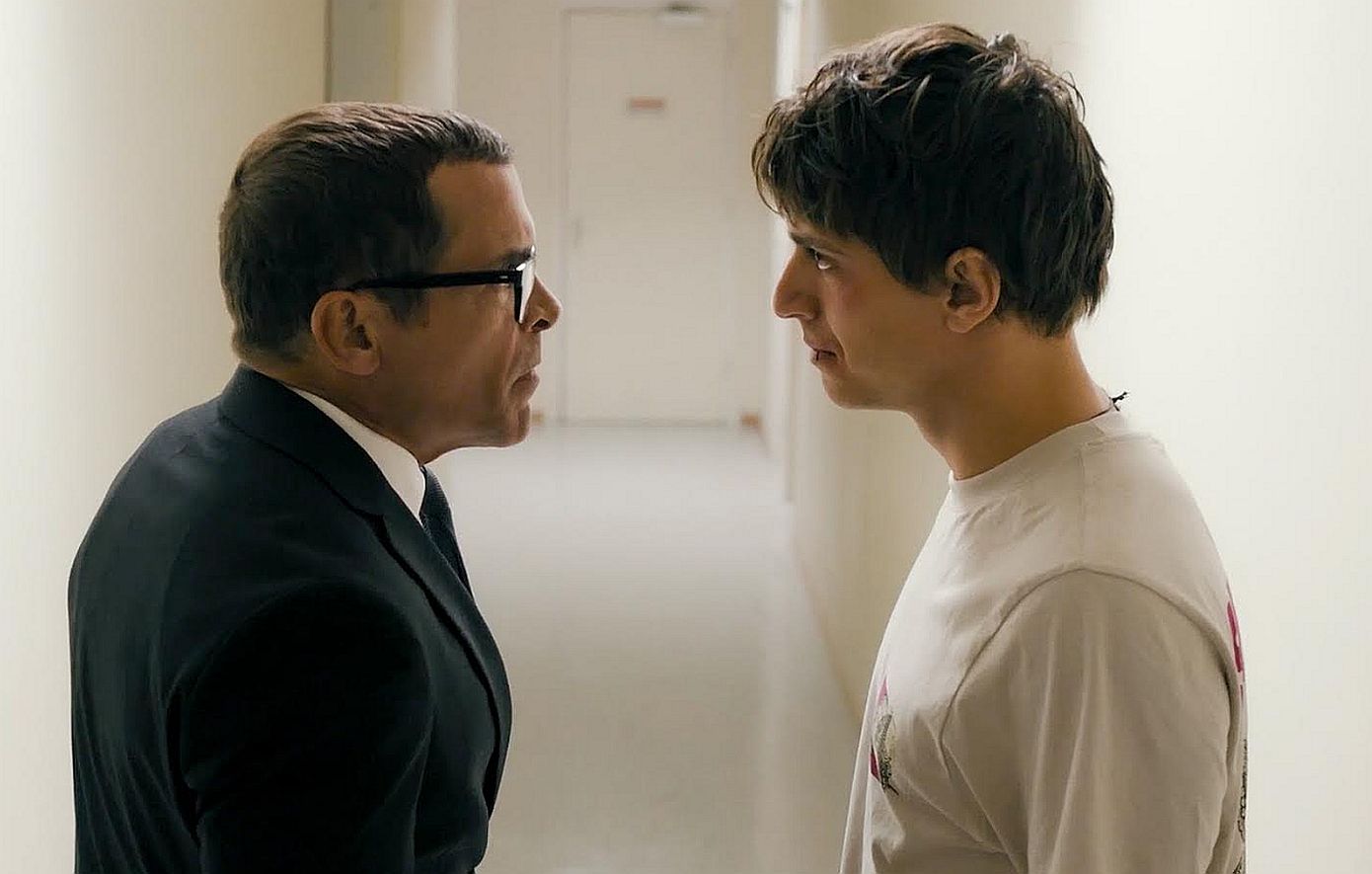 Ο Δικαστής: Η δίκη που θα αλλάξει τα πάντα ξεκινά, τη στιγμή που ο Άλκης λυγίζοντας από τύψεις ετοιμάζεται να αποκαλύψει την αλήθεια