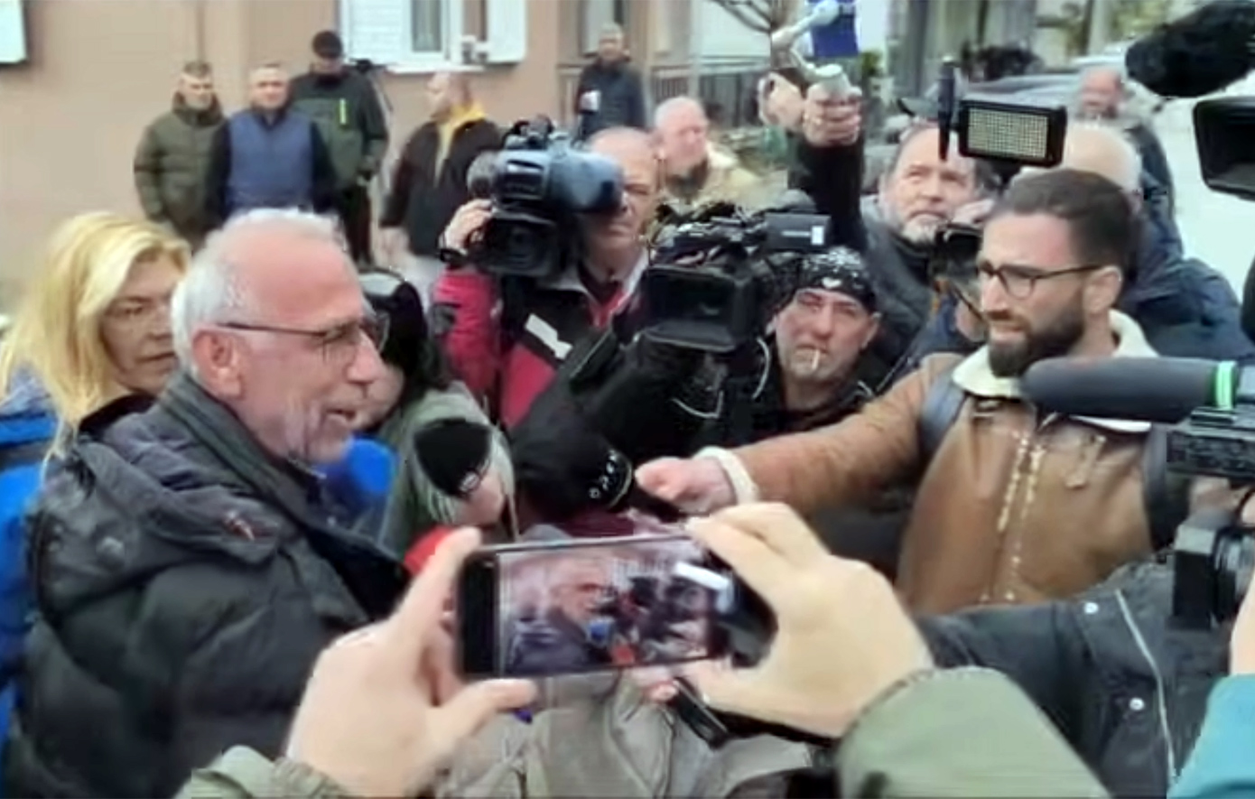 Ομάδα αγροτών προσπαθεί να φτάσει στο γραφείο του Τσιάρα στην Καρδίτσα &#8211; «Θα περάσουμε»