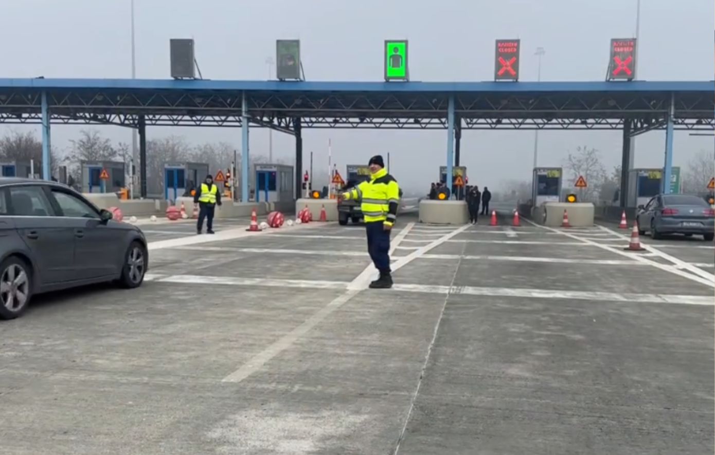 Σε ποια σημεία ανοίγουν τις μπάρες των διοδίων οι αγρότες στα μπλόκα &#8211; Έβαλαν σακούλες σκουπιδιών στις κάμερες για τα πρόστιμα