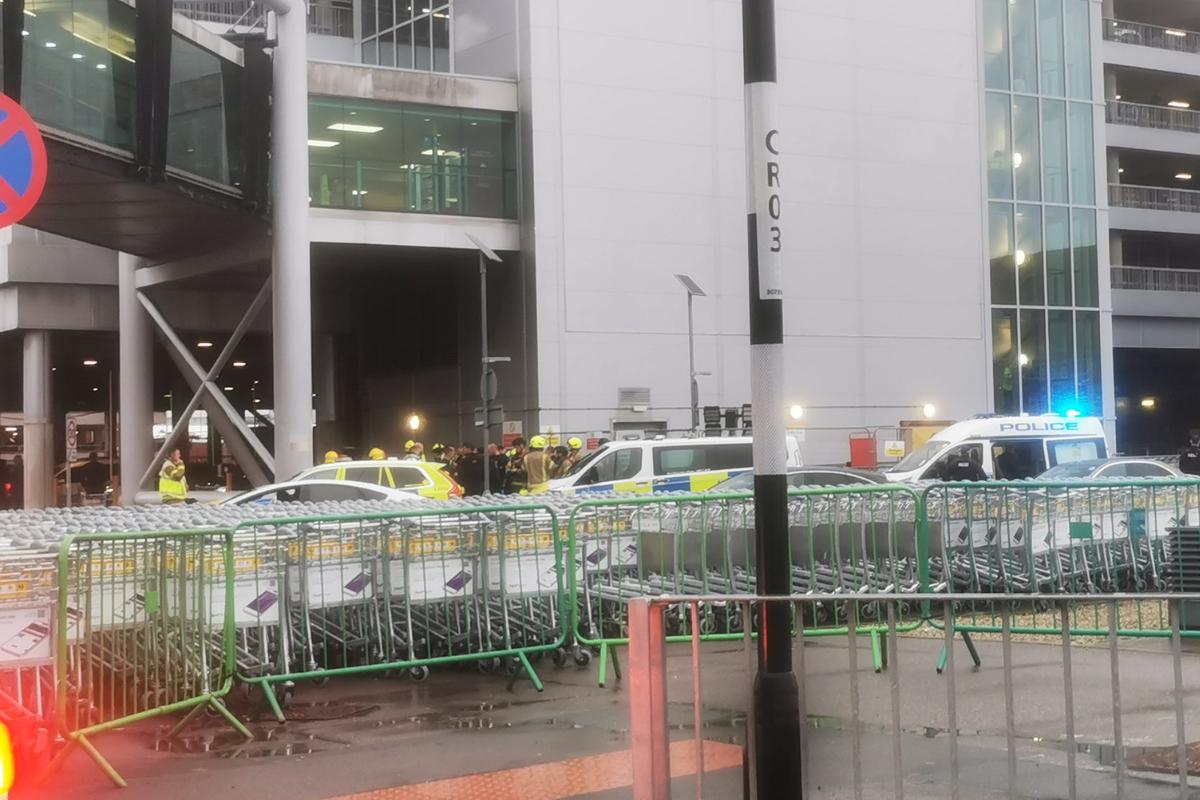 Συναγερμός στο Χίθροου: Επίθεση με σπρέι πιπεριού σε πολυώροφο πάρκινγκ &#8211; Κλειστές σήραγγες και μπλοκαρισμένο μετρό