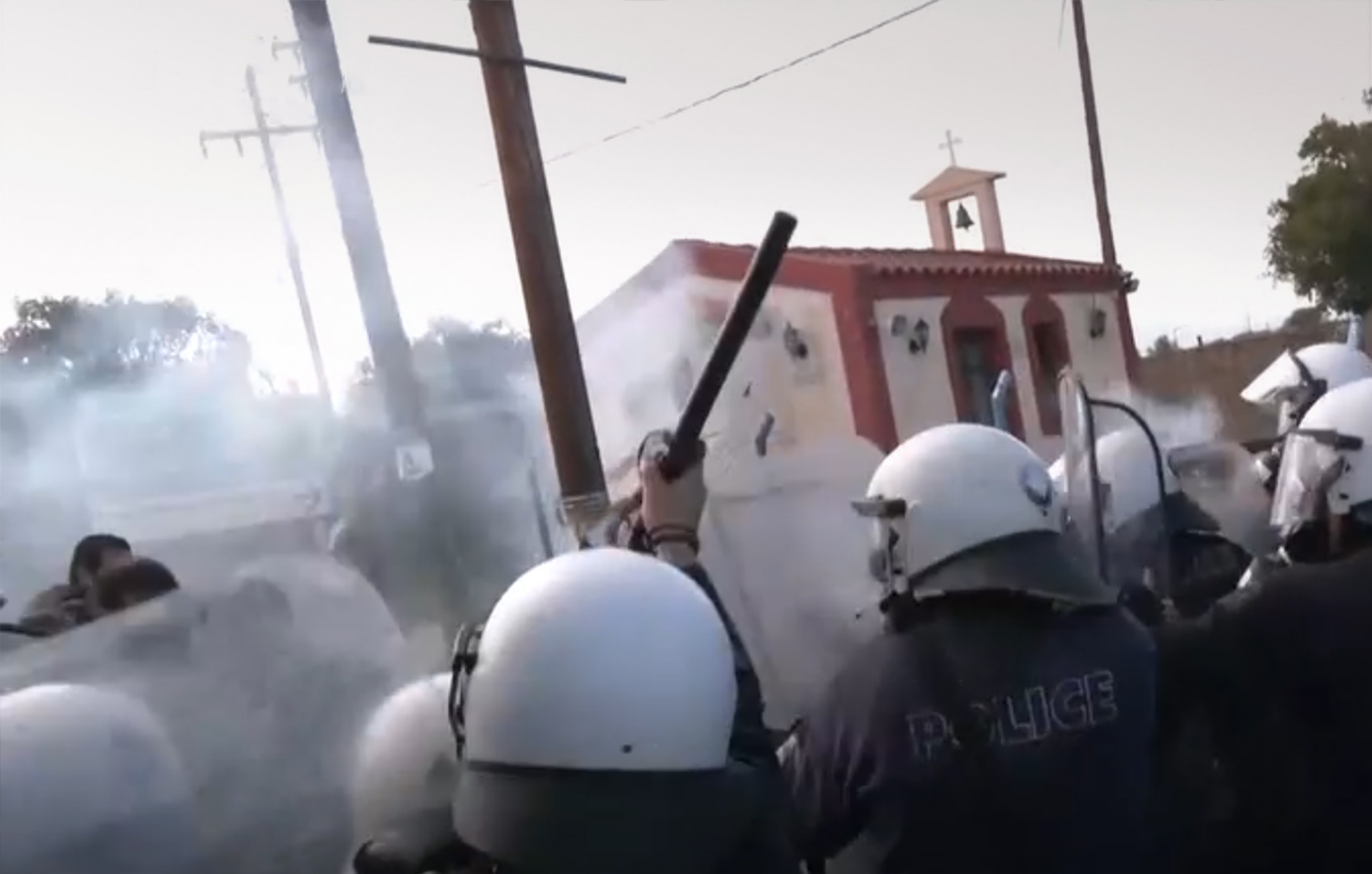 Πετροπόλεμος και χημικά στο Ηράκλειο &#8211; Αγρότες επιχείρησαν να περάσουν τον αστυνομικό φραγμό