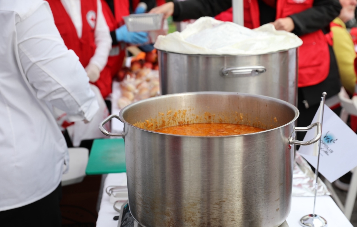 Ο Ελληνικός Ερυθρός Σταυρός, Coca-Cola και η Λέσχη Αρχιμαγείρων Αττικής «Ακρόπολις» θα προσφέρουν εορταστικά γεύματα σε άστεγους