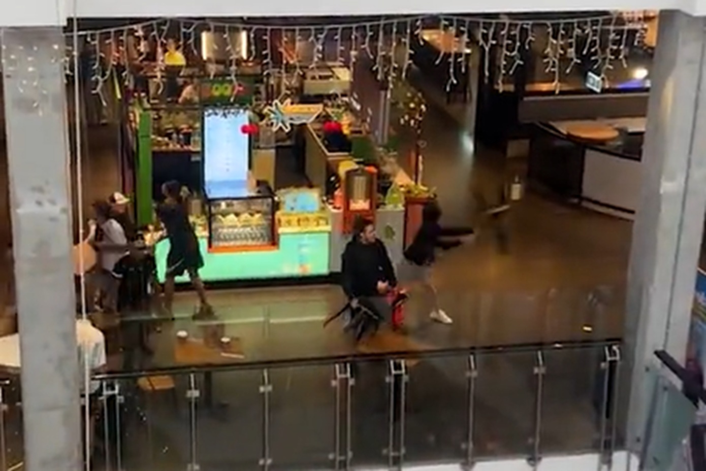 Χάος σε εμπορικό κέντρο από συμπλοκή εφήβων -Νεαρός πέταξε καρέκλα σε ανυποψίαστη γυναίκα