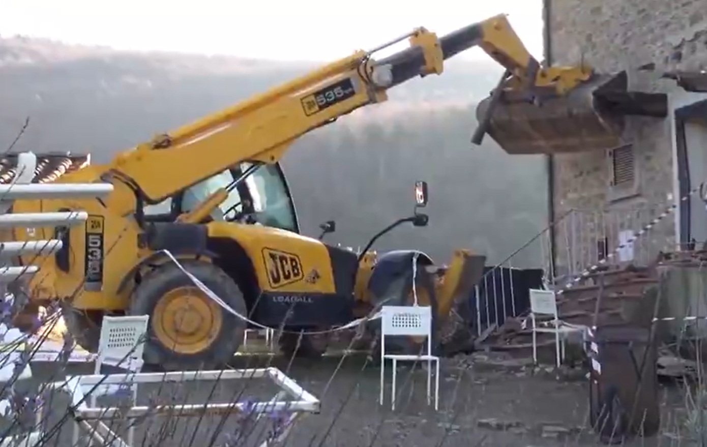 Σάλος στην Ιταλία: Αθωώθηκε για τον φόνο του γείτονά του, καθώς εκείνος προσπάθησε να γκρεμίσει το σπίτι του με εκσκαφέα