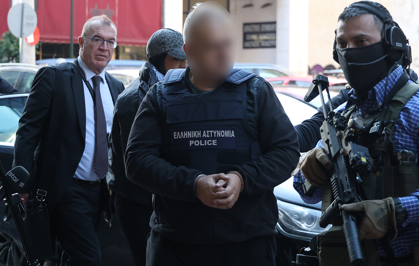 Ο «Έλληνας Εσκομπάρ» και οι 4 συλληφθέντες για το φορτίο κοκαΐνης στην Εισαγγελία Πειραιά – Δείτε βίντεο και φωτογραφίες