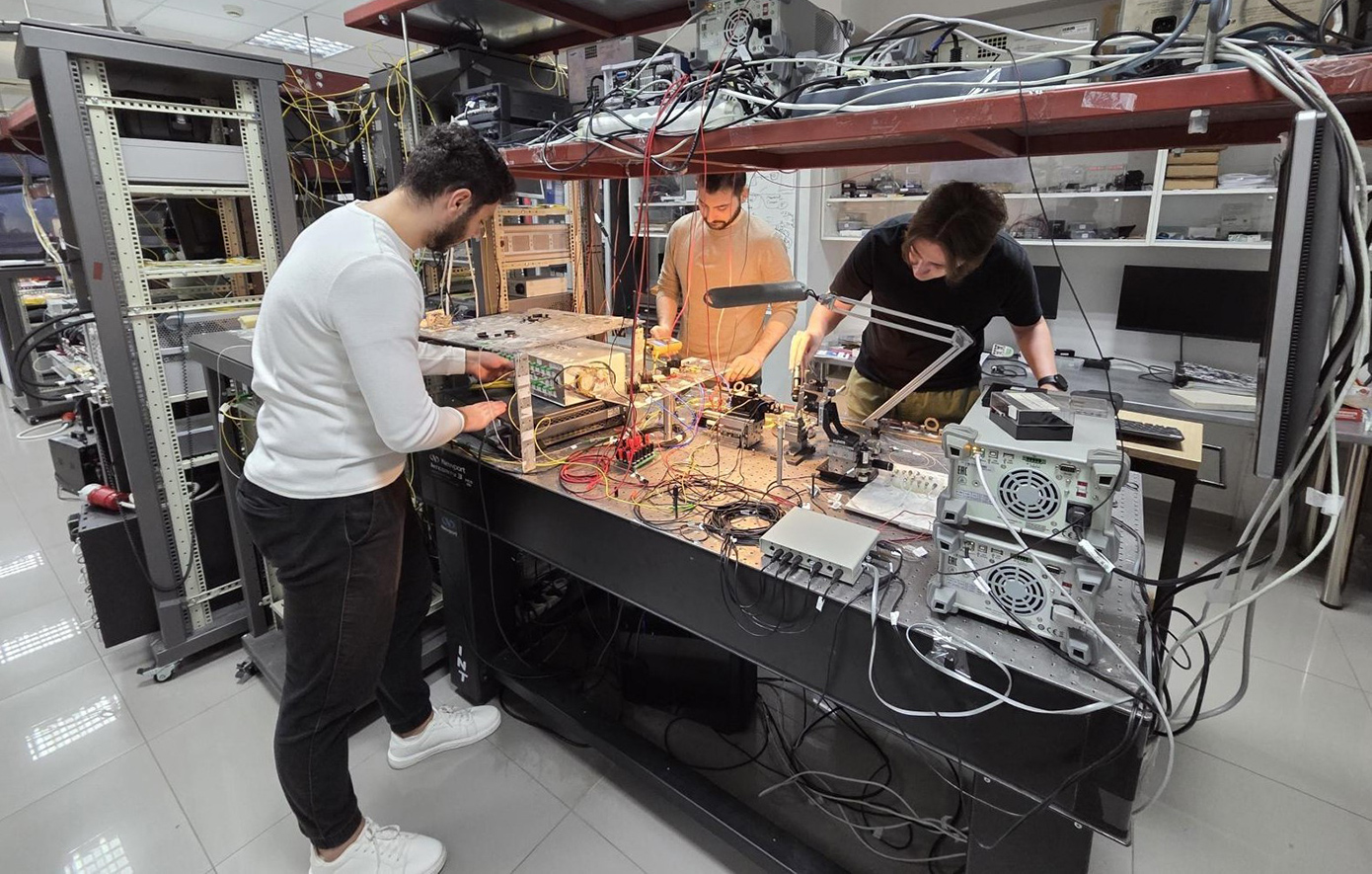 Ο ισχυρότερος επεξεργαστικός πυρήνας Τεχνητής Νοημοσύνης παγκοσμίως λειτουργεί με φως και φέρει ελληνική σφραγίδα