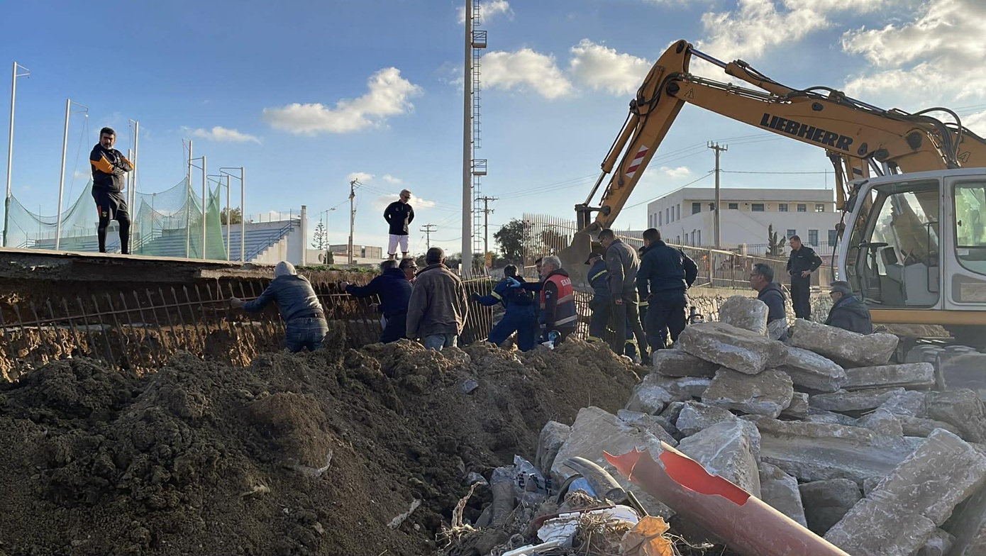 Νάξος: Δύο εργάτες τραυματίστηκαν όταν έπεσαν σε τάφρο κατά τη διάρκεια εργασιών &#8211; Τους απεγκλώβισε η πυροσβεστική