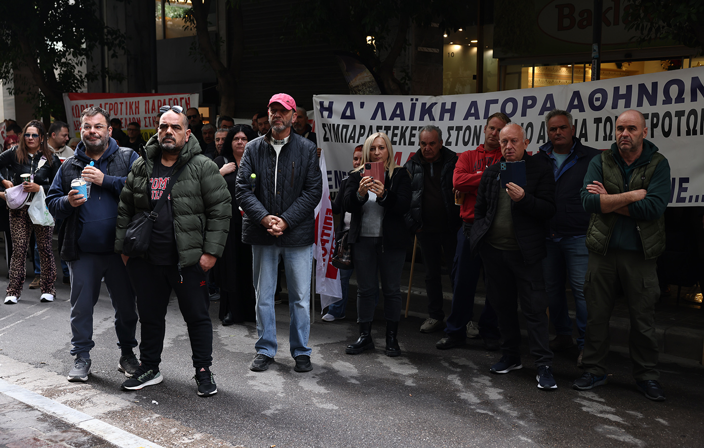 «Ζήτημα επιβίωσης»: Πανό και συνθήματα έξω από το ΥΠΟΙΚ από παραγωγούς λαϊκών αγορών