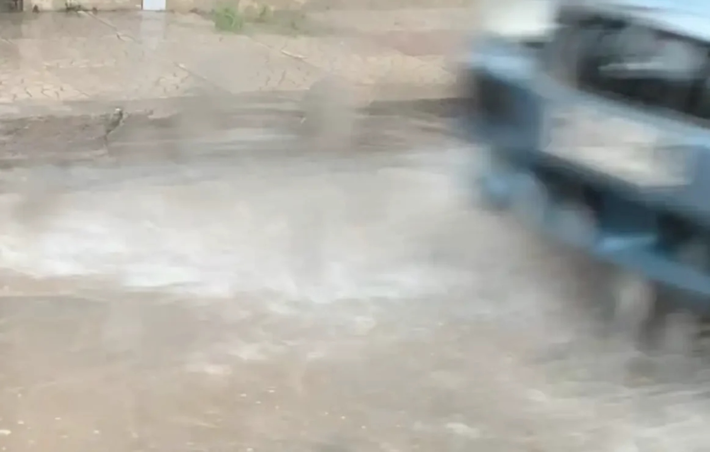 Η κακοκαιρία «Byron» χτυπά με καταιγίδες και πλημμυρισμένους δρόμους την Εύβοια