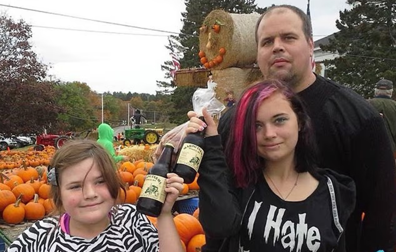 Από το τεστ DNA στην αγωγή: Γυναίκα διεκδικεί κομμάτι από αποζημίωση 28 εκατ. δολαρίων που πήραν οι ετεροθαλείς αδελφές της