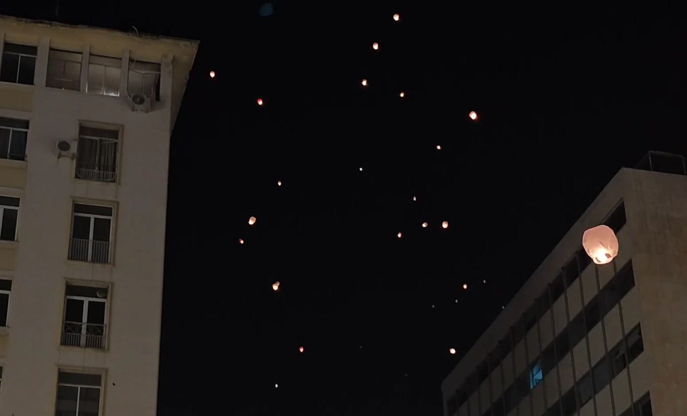 Μαγικές εικόνες στην Αθήνα: Χιλιάδες φαναράκια φωτίζουν τον Αττικό ουρανό, για τη Νύχτα των Ευχών