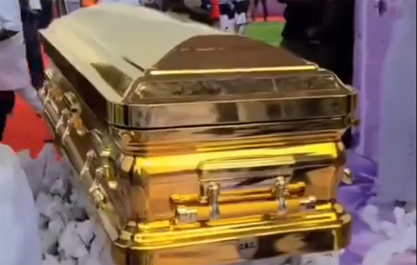 O «Προφήτης Ιερεμίας» ενταφίασε τη μητέρα του μέσα σε χρυσό φέρετρο αξίας 90.000 ευρώ