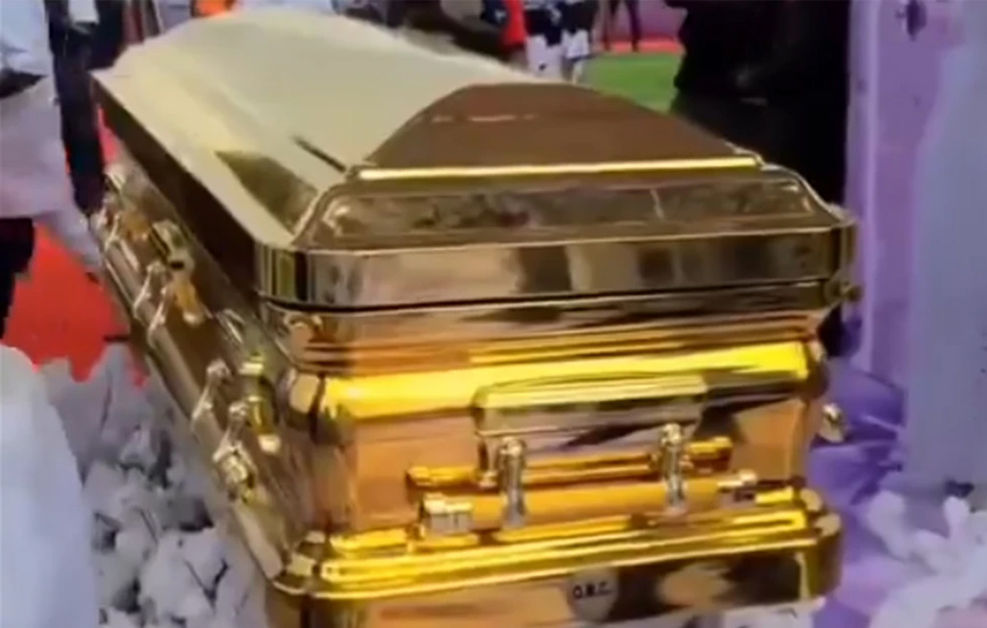 O «Προφήτης Ιερεμίας» ενταφίασε τη μητέρα του μέσα σε χρυσό φέρετρο αξίας 90.000 ευρώ