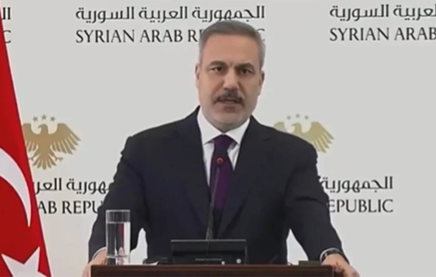 Αμήχανη στιγμή στη Δαμασκό: Έκλεισαν τα μικρόφωνα την ώρα που μιλούσε ο Χακάν Φιντάν &#8211; Συγγνώμη ζήτησε η Συρία