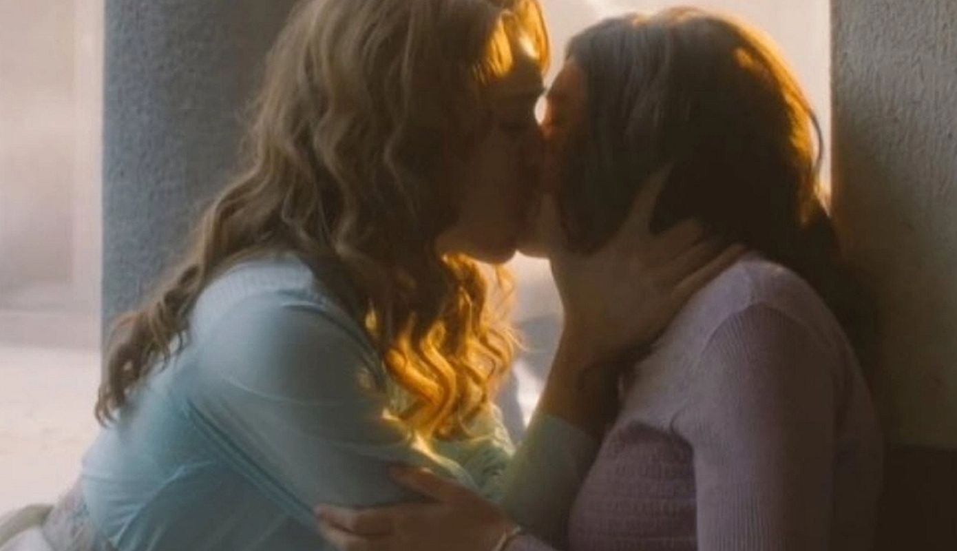 Ξέσπασε η Γιουλίκα Σκαφιδά για το φιλί των δύο γυναικών που κόπηκε στον «Άγιο Έρωτα»: «Η αγάπη δεν είναι ανάρμοστο περιεχόμενο»