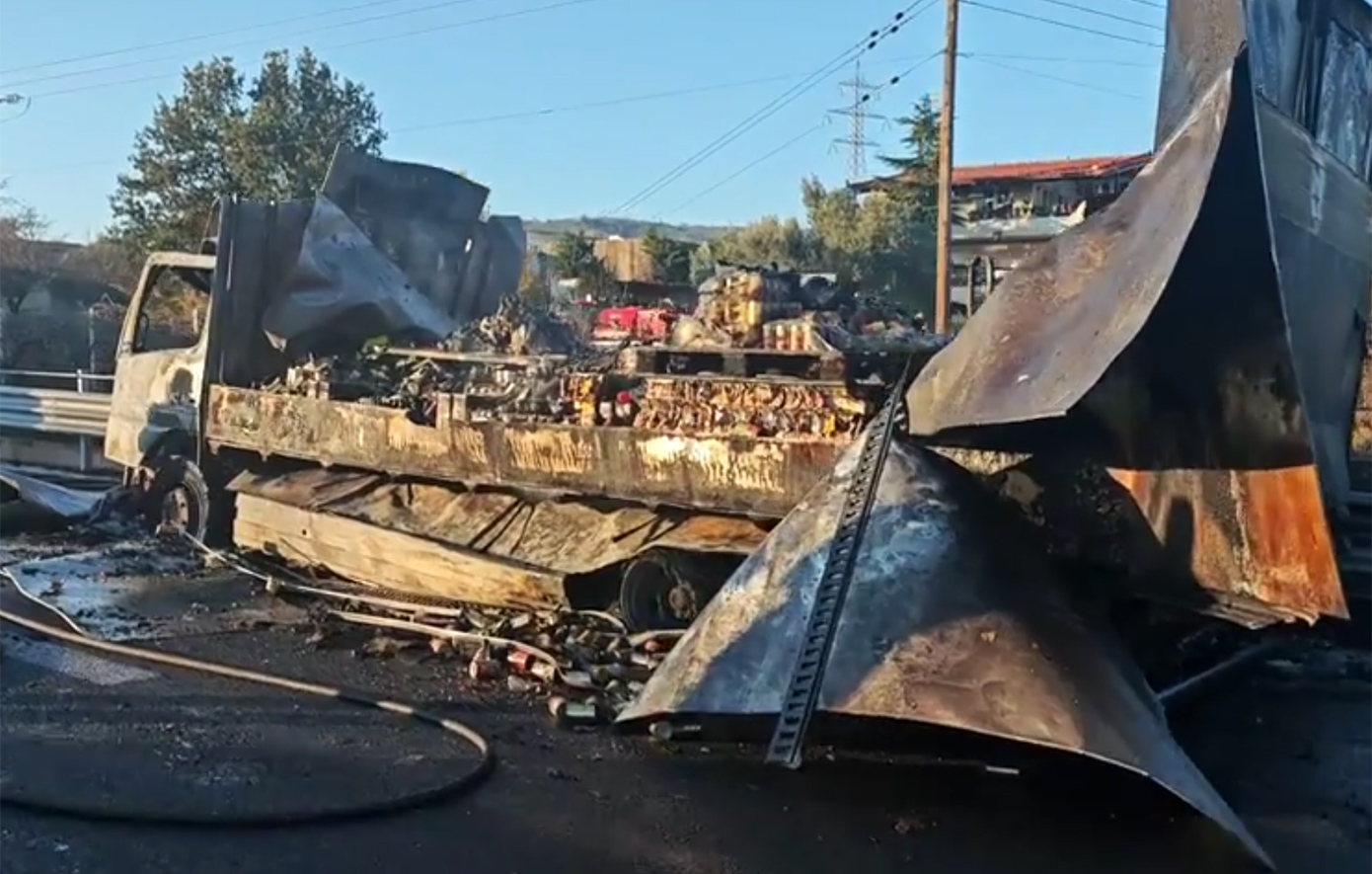 Διακοπή κυκλοφορίας στα διόδια στις Αφίδνες &#8211; Φορτηγό τυλίχτηκε στις φλόγες