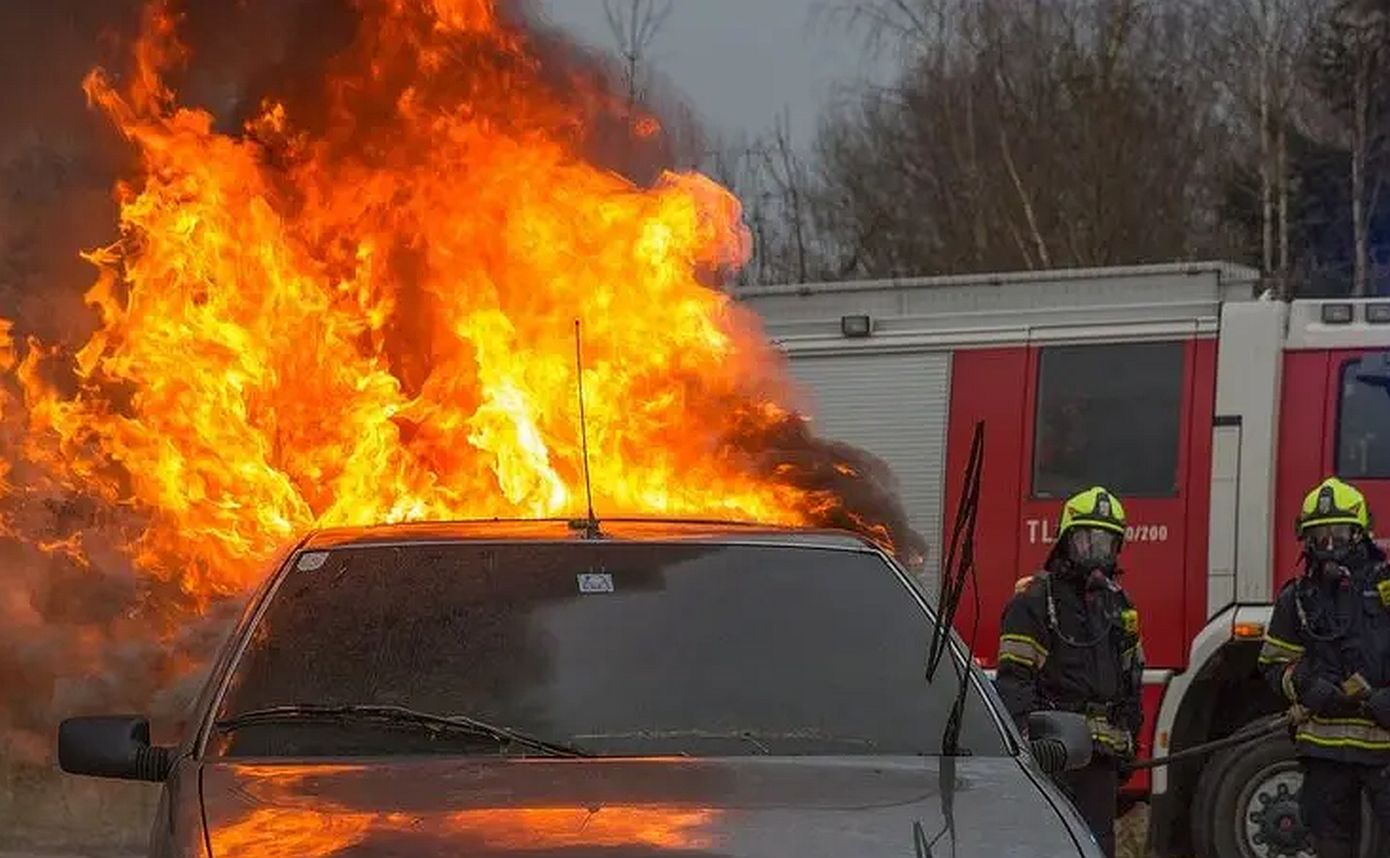 Ηράκλειο: Δύο ανήλικα κορίτσια συνελήφθησαν για τη φωτιά σε τρία αυτοκίνητα