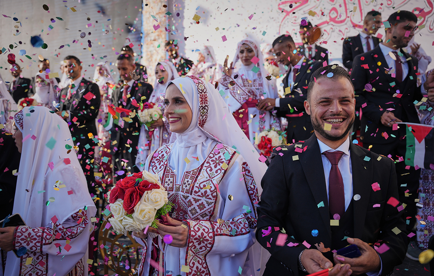 Αισιόδοξο μήνυμα κανονικότητας από τη Γάζα – Μαζικός γάμος 54 ζευγαριών στην ερειπωμένη Χαμάντ