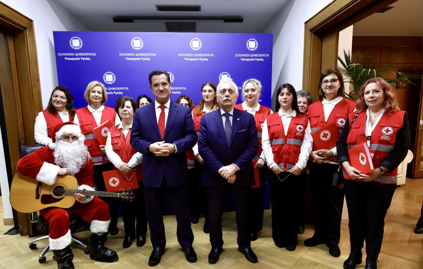 Εθελοντές του Ελληνικού Ερυθρού Σταυρού πήγαν στο υπουργείο Υγείας για να πουν τα κάλαντα στον Άδωνι Γεωργιάδη