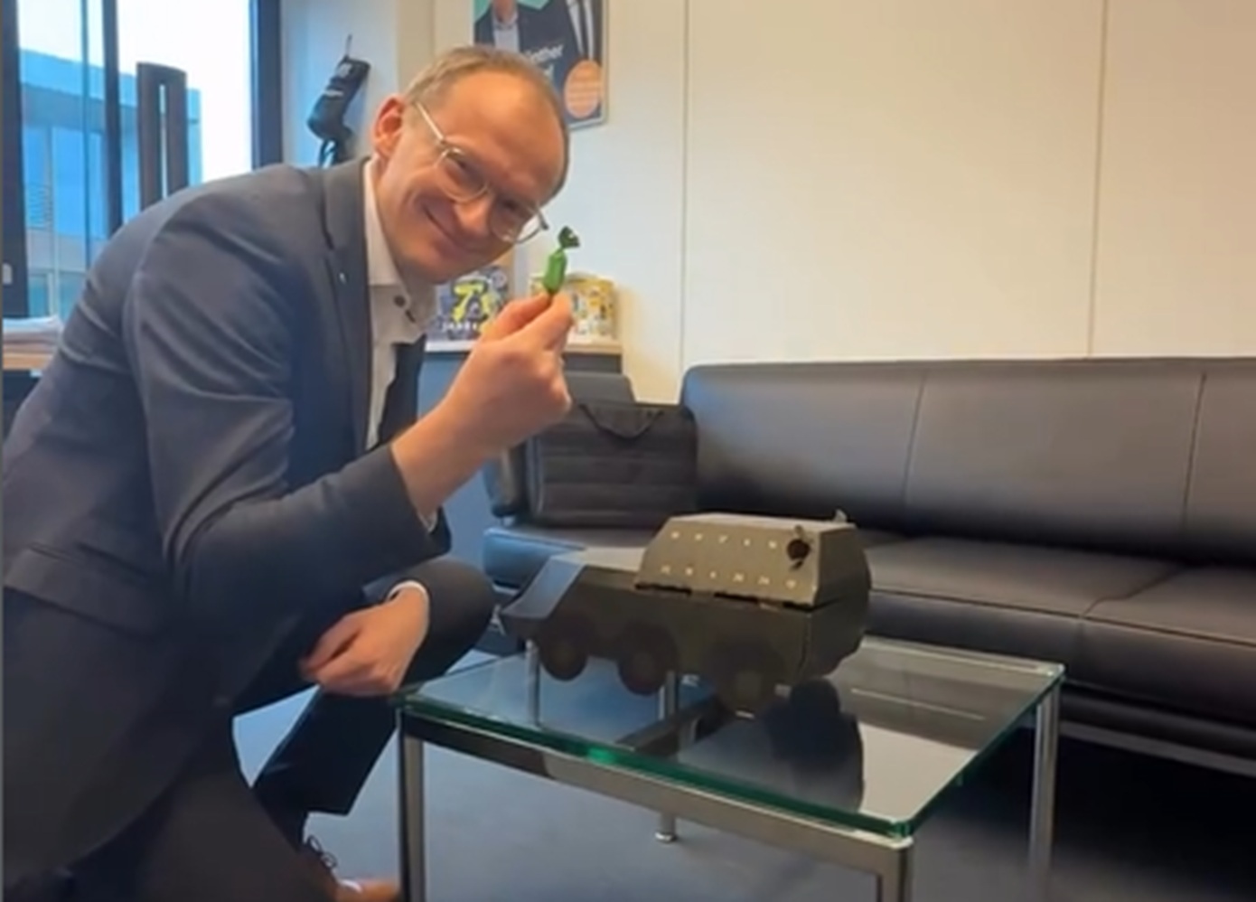 Γερμανική βιομηχανία όπλων στέλνει χριστουγεννιάτικο ημερολόγιο σε σχήμα άρματος μάχης στους συνεργάτες της