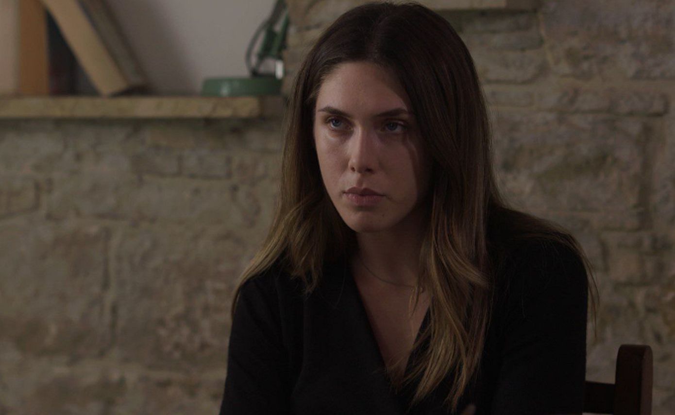 Γη της ελιάς: Η Δάφνη χάνει τη γη κάτω από τα πόδια της όταν ο εκβιαστής της ζητάει 20.000 ευρώ