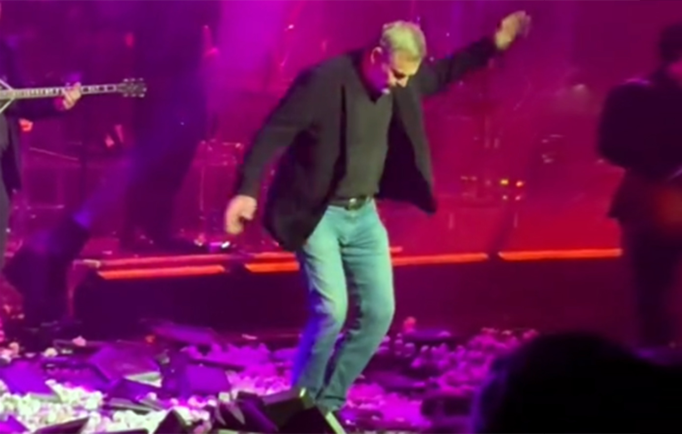 O Απόστολος Γκλέτσος χόρεψε ζεϊμπέκικο με τον Χρήστο Μάστορα να τραγουδάει Καζαντζίδη &#8211; Δείτε το βίντεο