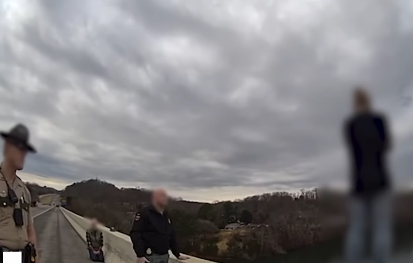 Την άρπαξε πριν χαθεί στο κενό: Αστυνομικός σώζει γυναίκα πάνω σε γέφυρα &#8211; Δείτε το βίντεο