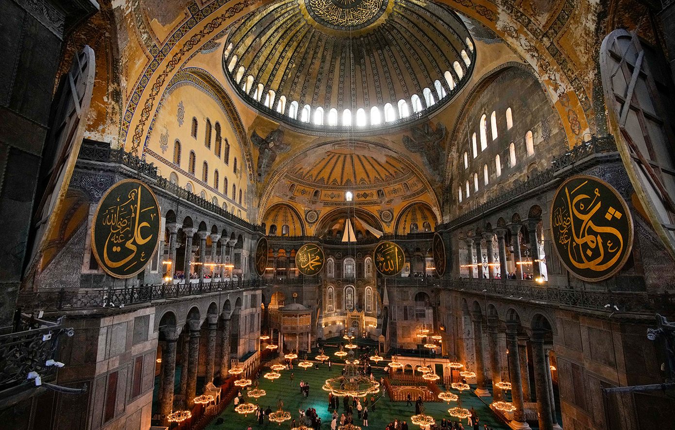 Τουρκικό επιστημονικό συμβούλιο της Αγίας Σοφίας για τα γερανοφόρα οχήματα: «Είναι η μόνη τεχνικά ασφαλής λύση για την ενίσχυση της στατικότητας»