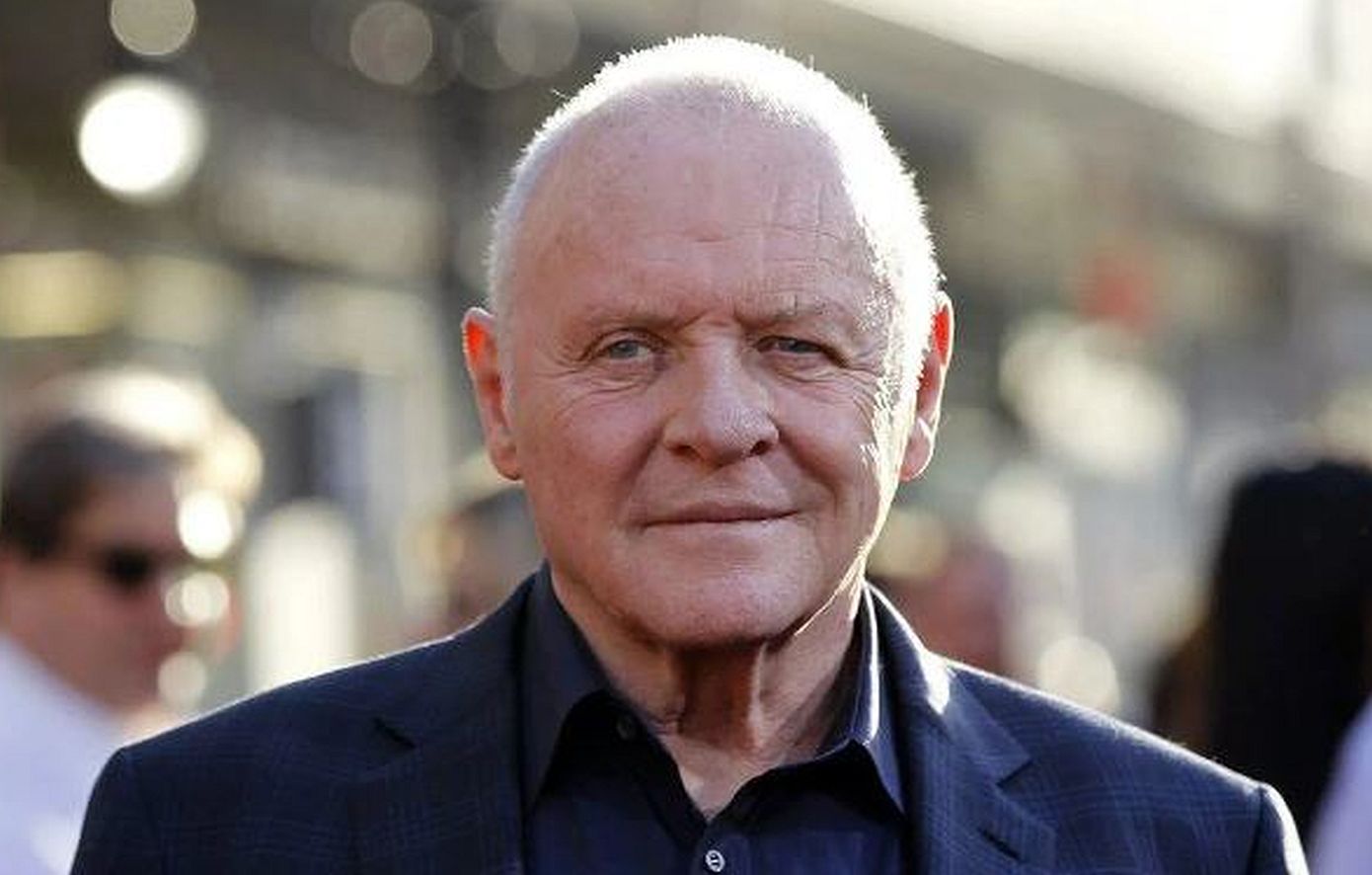 Άντονι Χόπκινς: «Στα 88 μου, ο επαναστάτης που κρύβω μέσα μου με κρατάει σε εγρήγορση»