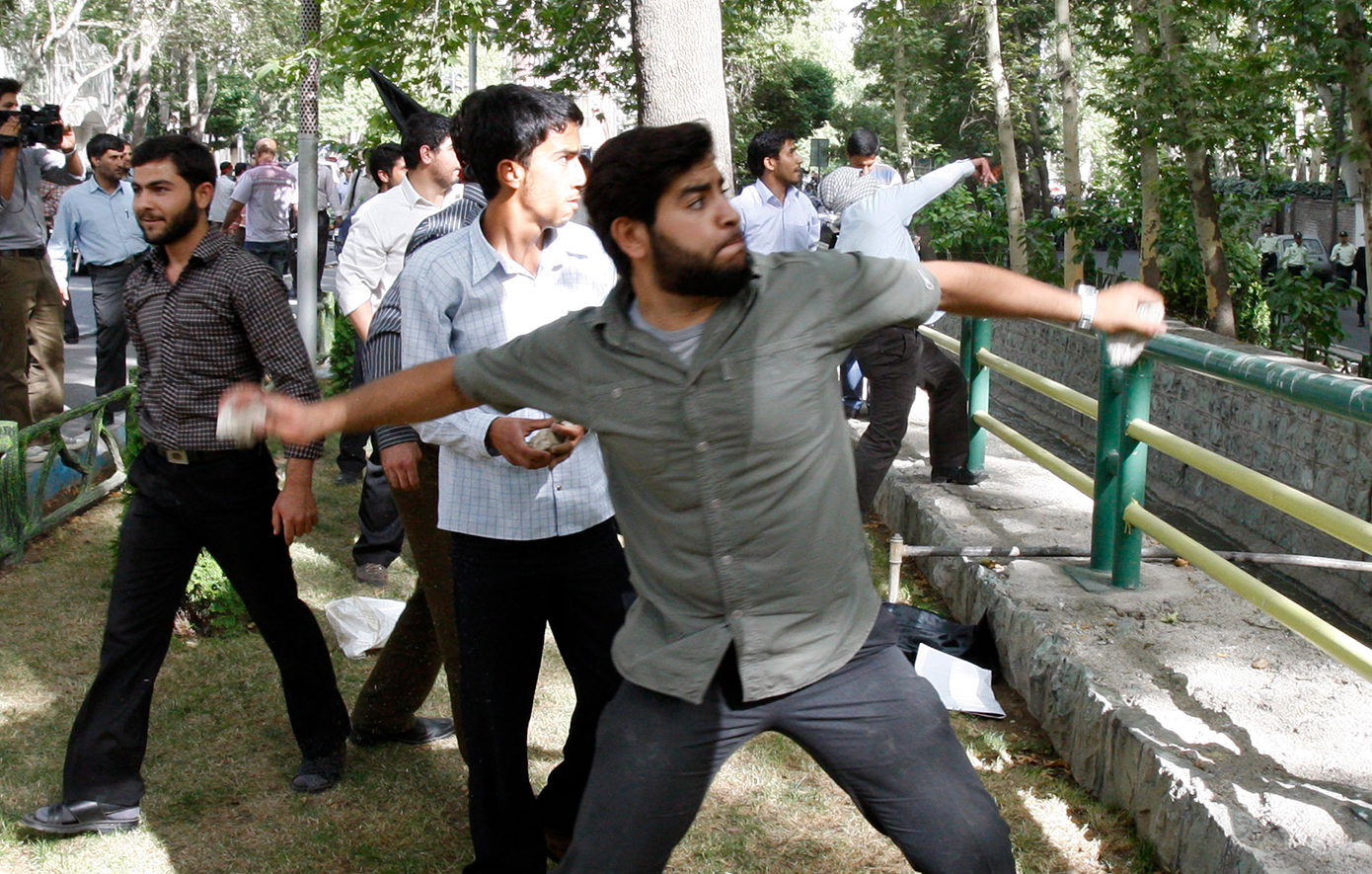 Διαδηλώσεις έξω από κλειστά καταστήματα στην Τεχεράνη, με αφορμή την υποτίμηση του νομίσματος και την ακρίβεια