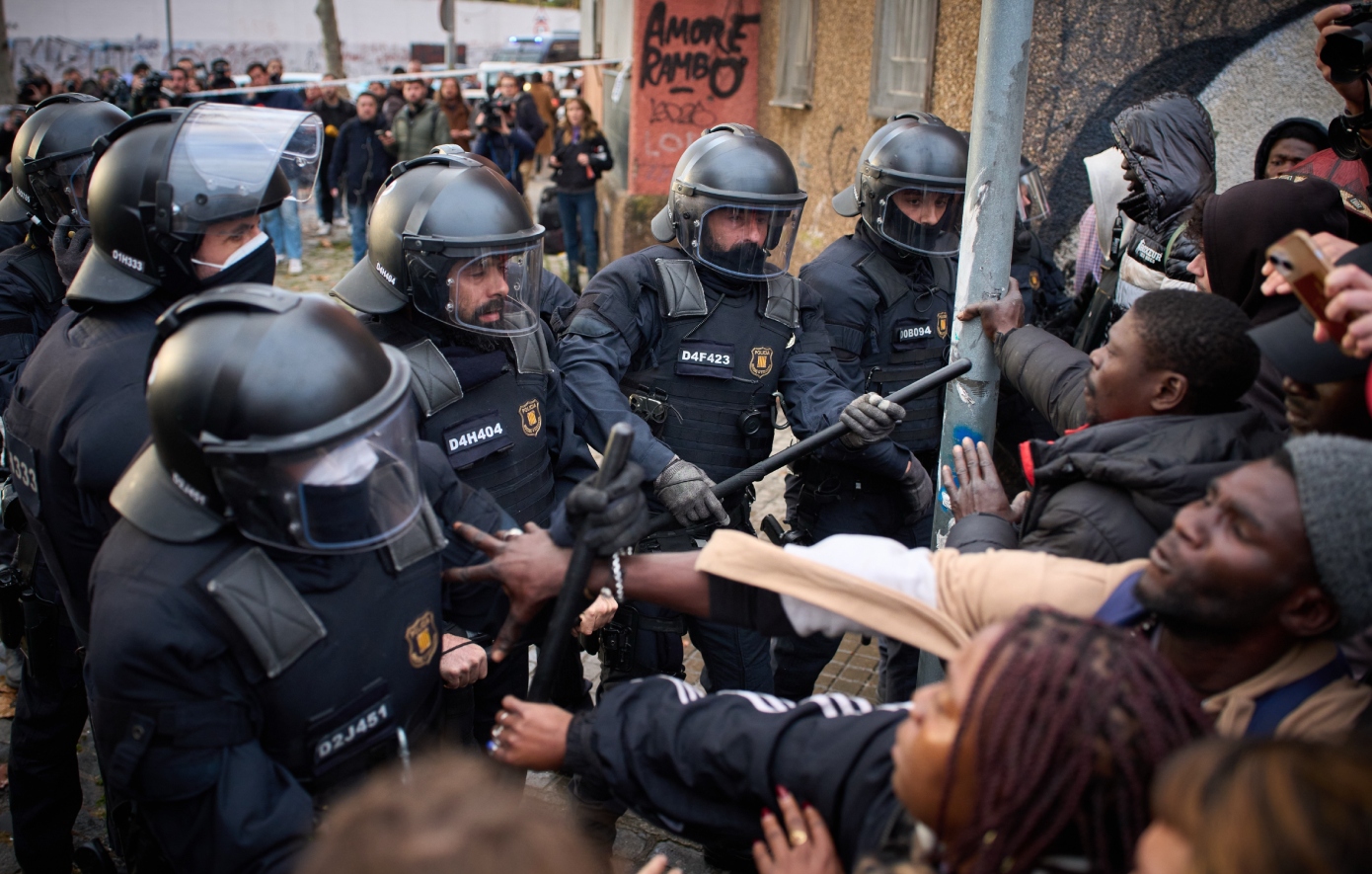Ένταση στην Ισπανία: Εκατοντάδες μετανάστες εκδιώχθηκαν από πρώην λύκειο όπου είχαν βρει καταφύγιο, συγκρούσεις με αστυνομικούς