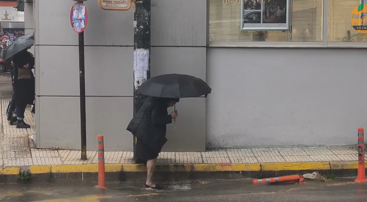 Ισχυρή βροχόπτωση στην Αθήνα &#8211; Πολίτες προσπαθούν να αποφύγουν τα νερά
