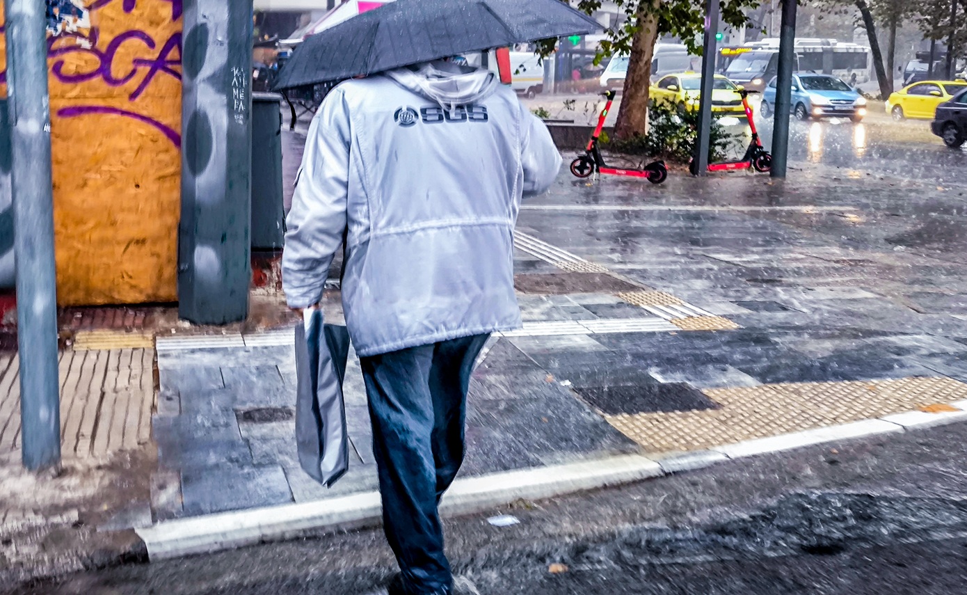 Καταρρακτώδης βροχή στην Αθήνα &#8211; Πλημμυρισμένοι δρόμοι στο κέντρο