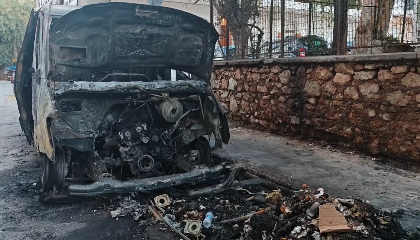 Εμπρηστική επίθεση σε τρία φορτηγά διανομής στην Καισαριανή: Φθορές και τρία ΙΧ που ήταν σταθμευμένα δίπλα τους – Βίντεο