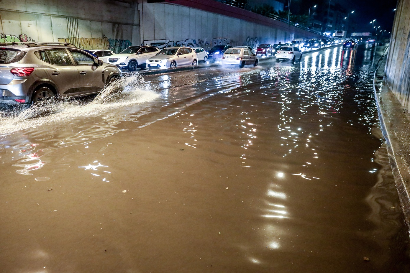 Στο έλεος της κακοκαιρίας Byron η Δυτική Αττική: Πλημμύρισαν σε Μέγαρα, Νέα Πέραμο και Μάνδρα – Χτύπησε το 112