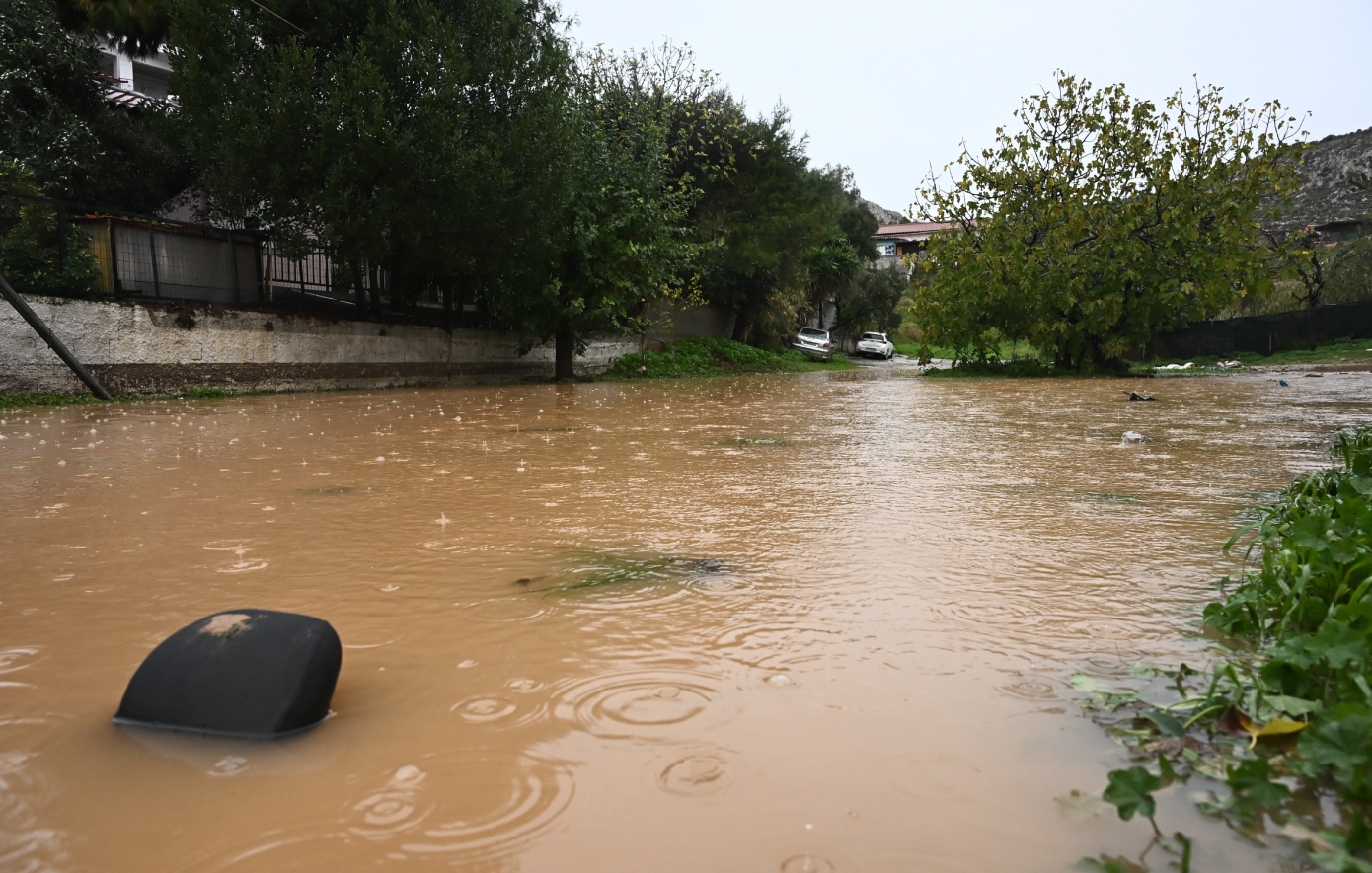 Κακοκαιρία «Byron»: Πλημμύρες, κλειστοί δρόμοι και χιλιάδες κεραυνοί &#8211; «Red Code» για εννέα περιφέρειες &#8211; Ποιοι δρόμοι έχουν κλείσει