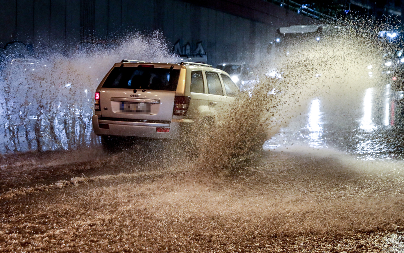 Κακοκαιρία «Byron»: Ποτάμια οι δρόμοι στην Αττική, «πνίγηκαν» πολλές περιοχές &#8211; Δύσκολη η νύχτα για το Λεκανοπέδιο