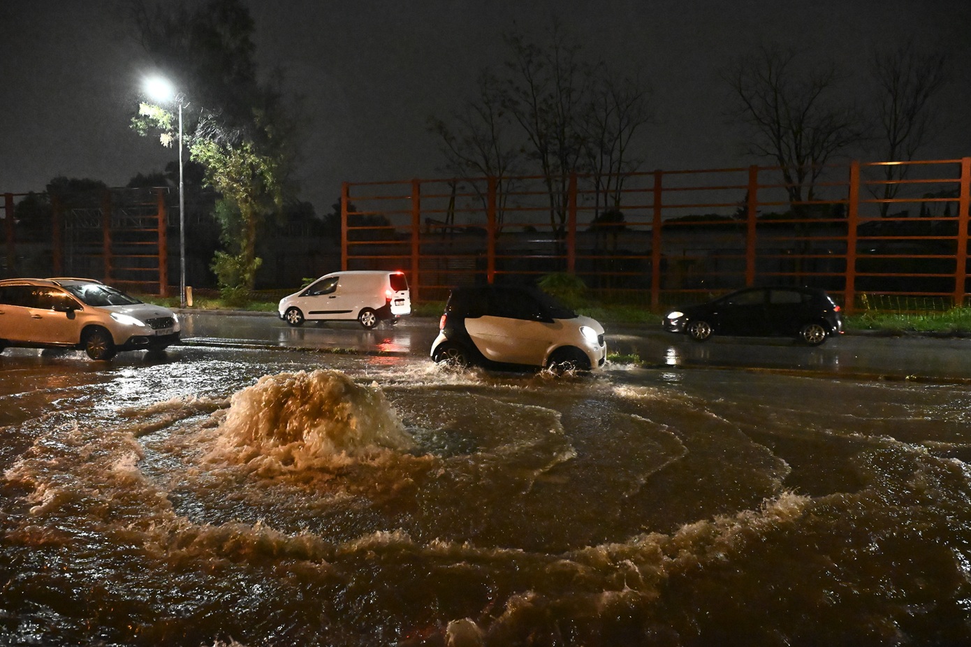 Νύχτα έντονων καιρικών φαινομένων στην χώρα &#8211; Η κακοκαιρία «BYRON» σαρώνει αρκετές περιοχές, μπαράζ 112