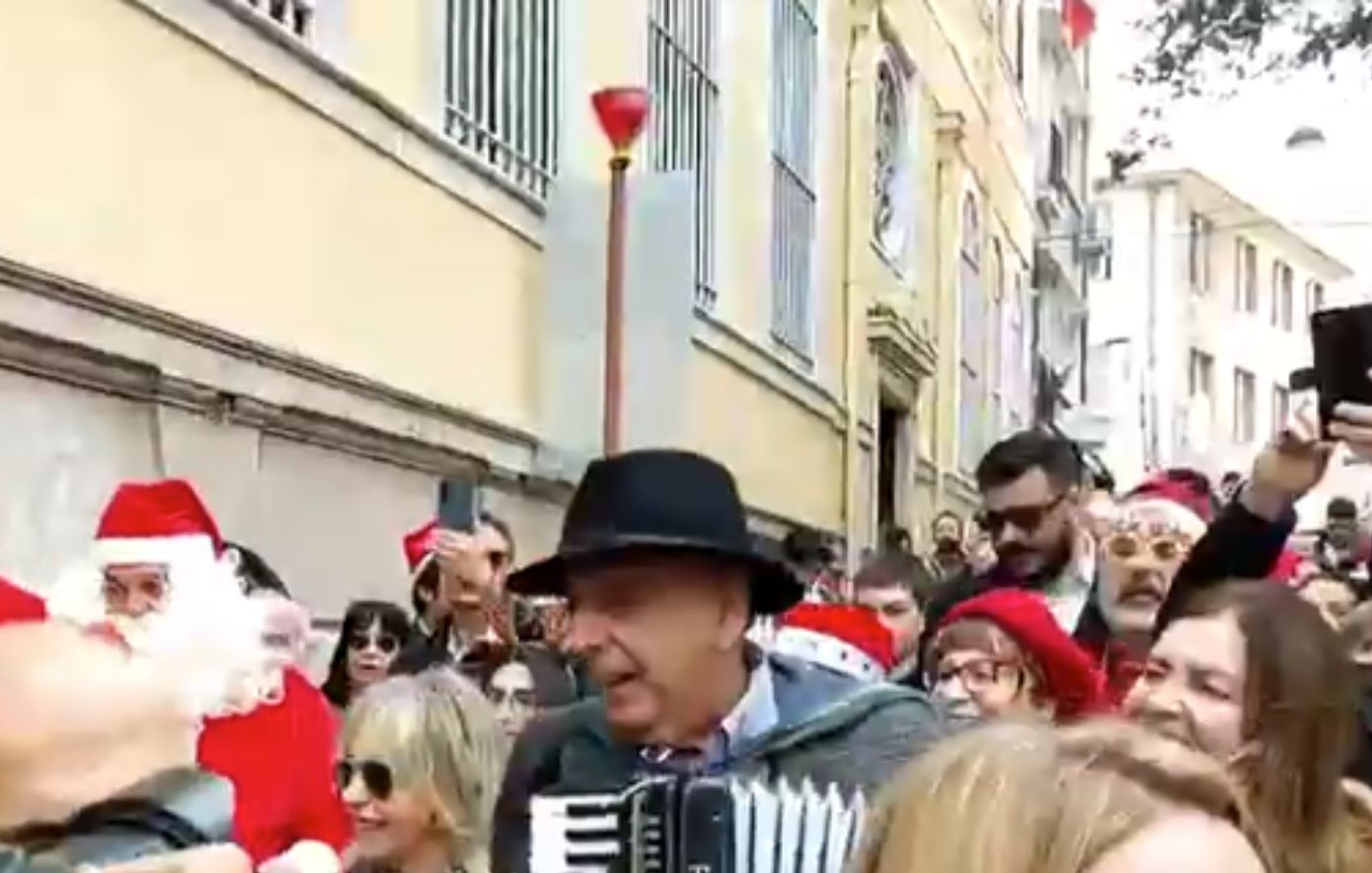 Οι Έλληνες της Κωνσταντινούπολης βγήκαν στους δρόμους για τα χριστουγεννιάτικα κάλαντα