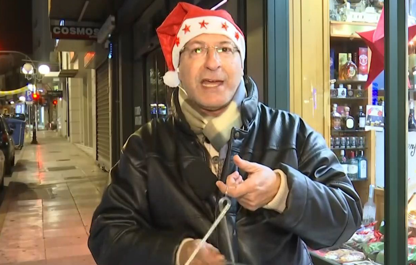 Ο Γιώργος Τσελίκας είπε τα κάλαντα στον αέρα του ΣΚΑΪ με γιορτινό σκούφο και τριγωνάκι