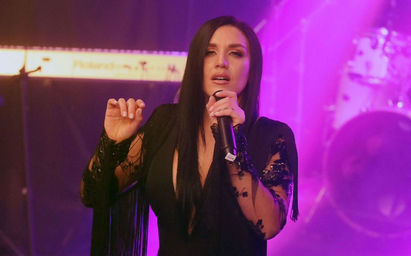 Ιουλία Καλλιμάνη για το περιστατικό με τα λουλούδια στο πρόσωπό της και τα&#8230; γαλλικά της: «Όσο με σέβεστε, θα σας σέβομαι»