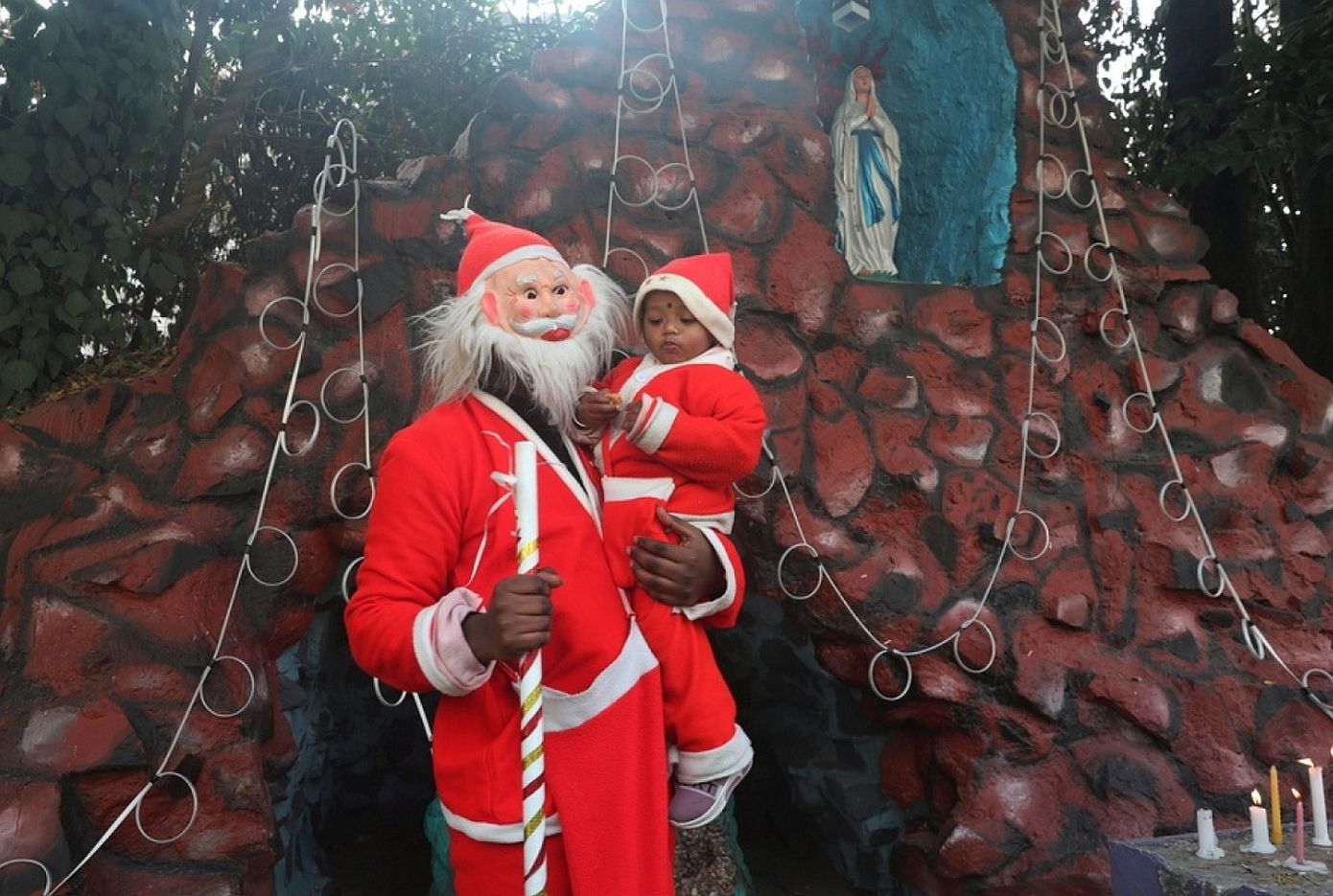 Σε κλίμα Χριστουγέννων όλος ο πλανήτης &#8211; Εορτασμοί και ευχές για ειρήνη και ελπίδα